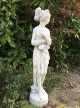 Steinstatue einer erotisch gekleideten Dame, weiß, Gartenstatue